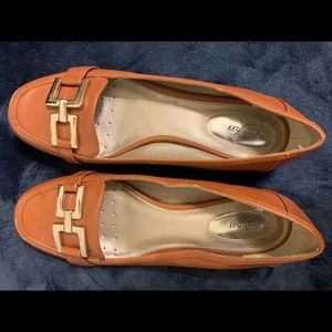 Minimally worn Alfani women flat shoes